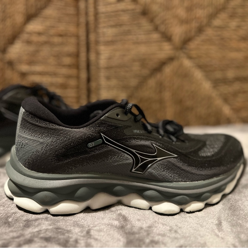NEW Mizuno Women’s Wave Sky 7 Running Shoes (NEW without tags)